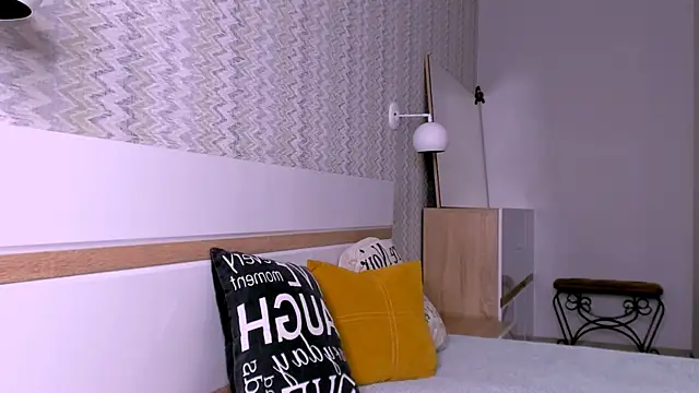 Elle Pearl  online show from January 7, 7:35 am