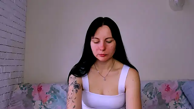Elle Pearl  online show from April 11, 6:10 am