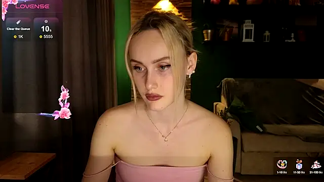 Snapshot of Belle_Vill3575 chatting on September 12, 8:25 am Belle Vill3575 online show from September 12, 8:25 am