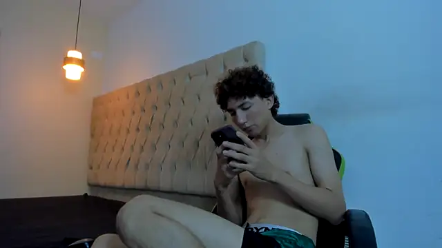 Snapshot of Darkknightx01 chatting on November 18, 1:54 am Darkknightx01 online show from November 18, 1:54 am