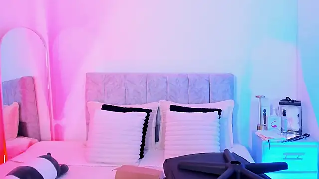 Taylormaxwell online show from February 9, 9:02 pm