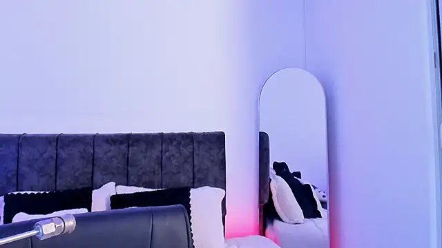 Taylormaxwell online show from April 14, 8:14 pm