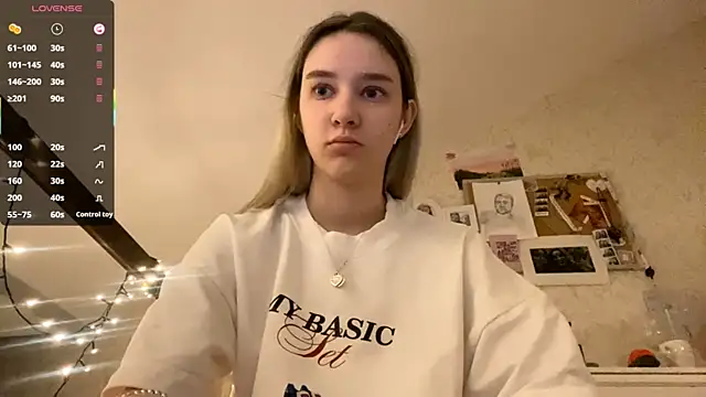 Snapshot of DanaCore chatting on October 3, 5:25 pm DanaCore online show from October 3, 5:25 pm