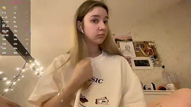 Snapshot of DanaCore chatting on October 12, 4:03 am DanaCore online show from October 12, 4:03 am