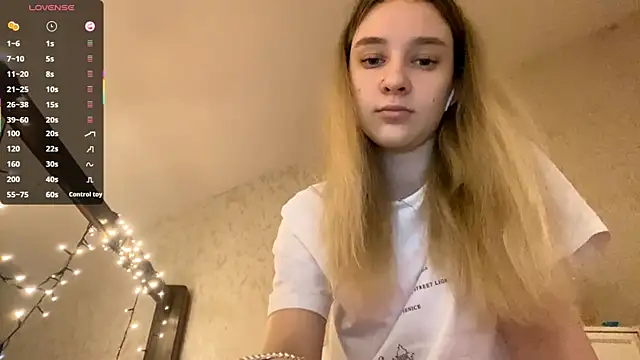 Snapshot of DanaCore chatting on October 7, 5:25 pm DanaCore online show from October 7, 5:25 pm