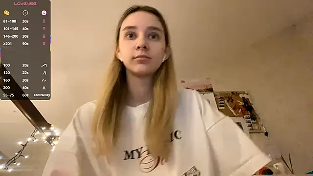 Snapshot of DanaCore chatting on October 17, 3:47 pm DanaCore online show from October 17, 3:47 pm