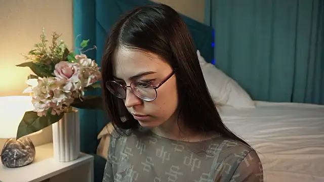 ywixos online show from February 8, 2:04 pm