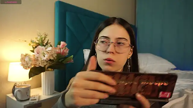 ywixos online show from November 23, 3:22 pm