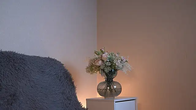 ywixos online show from December 13, 9:43 pm