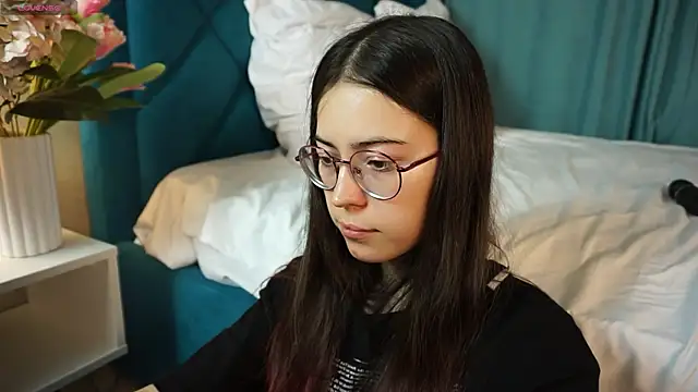 ywixos online show from December 18, 2:32 pm