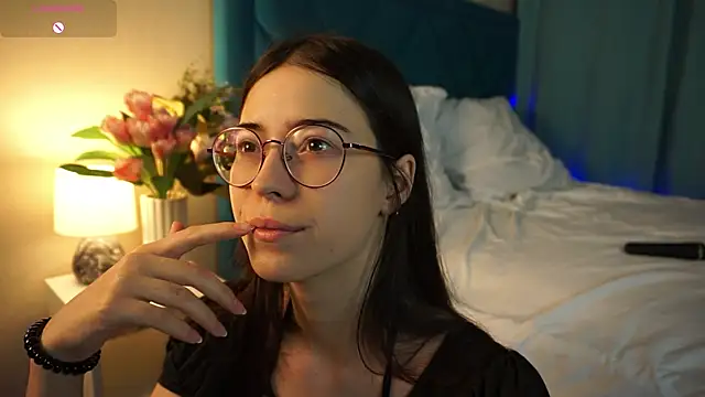 ywixos online show from November 6, 1:26 pm