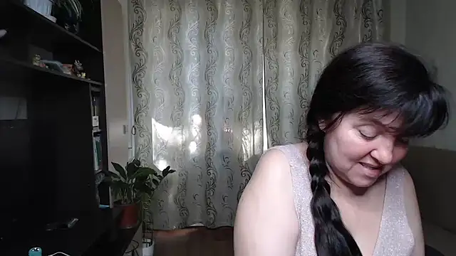 Snapshot of Illusionq chatting on June 4, 5:12 am Illusionq online show from June 4, 5:12 am