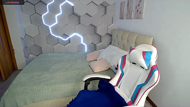 aliicemeow online show from March 26, 9:51 am