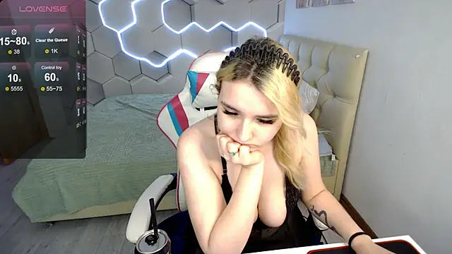 Snapshot of aliicemeow chatting on June 10, 5:30 am aliicemeow online show from June 10, 5:30 am