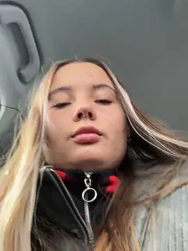 Snapshot of StephanieMur chatting on October 7, 4:24 am StephanieMur online show from October 7, 4:24 am