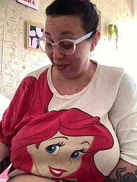 Snapshot of LupeLok chatting on June 11, 4:04 pm LupeLok online show from June 11, 4:04 pm