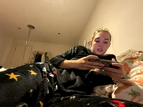 Snapshot of violetcutie chatting on October 5, 7:04 pm violetcutie online show from October 5, 7:04 pm