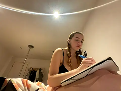 Snapshot of violetcutie chatting on October 3, 7:15 pm violetcutie online show from October 3, 7:15 pm