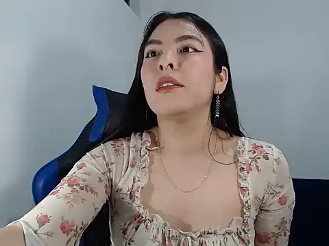 Snapshot of EloiseJun chatting on February 2, 6:12 am EloiseJun online show from February 2, 6:12 am