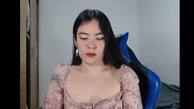 Snapshot of EloiseJun chatting on February 14, 4:45 am EloiseJun online show from February 14, 4:45 am