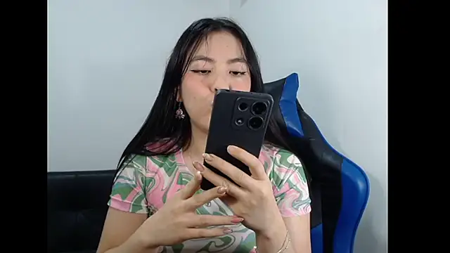 Snapshot of EloiseJun chatting on March 22, 3:54 am EloiseJun online show from March 22, 3:54 am