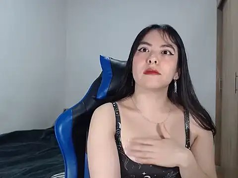 Snapshot of EloiseJun chatting on February 13, 5:07 am EloiseJun online show from February 13, 5:07 am