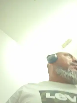 Snapshot of julio_p chatting on October 12, 3:52 am julio p online show from October 12, 3:52 am