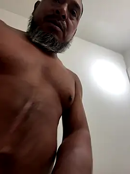 Snapshot of julio_p chatting on October 20, 12:24 am julio p online show from October 20, 12:24 am