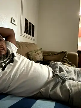 Snapshot of julio_p chatting on October 7, 2:45 am julio p online show from October 7, 2:45 am