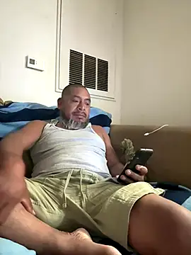 Snapshot of julio_p chatting on October 15, 3:05 am julio p online show from October 15, 3:05 am