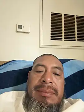 Snapshot of julio_p chatting on October 16, 12:30 am julio p online show from October 16, 12:30 am