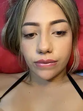 Snapshot of MissCat_ chatting on November 1, 11:09 pm MissCat online show from November 1, 11:09 pm