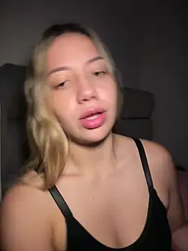 Snapshot of MissCat_ chatting on December 14, 2:29 am MissCat online show from December 14, 2:29 am