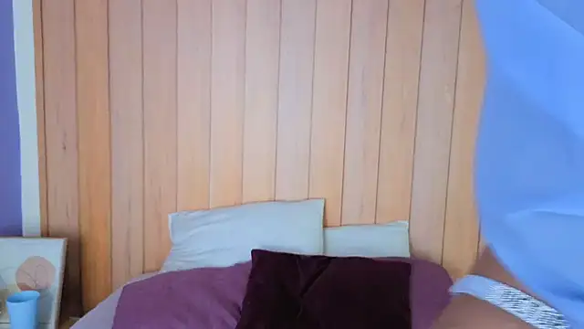 Snapshot of daphnevans chatting on December 14, 3:35 am daphnevans online show from December 14, 3:35 am