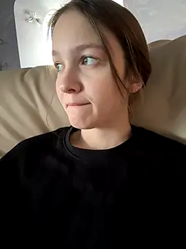 Snapshot of MichelleRoux chatting on September 29, 12:00 pm MichelleRoux online show from September 29, 12:00 pm