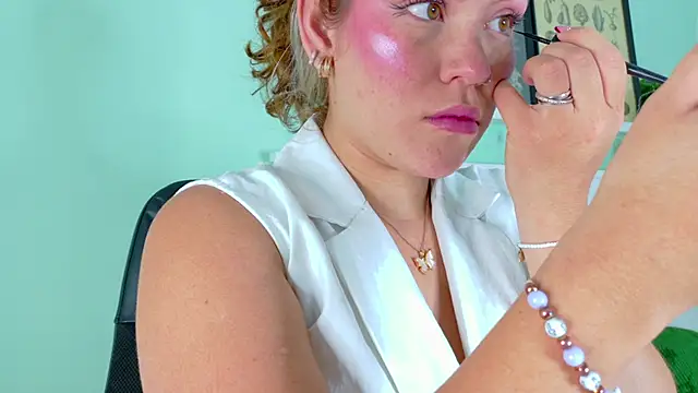 Snapshot of BelaMiller_ chatting on October 24, 11:53 am BelaMiller online show from October 24, 11:53 am