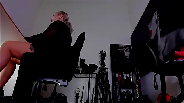 demisweet online show from February 28, 8:25 am