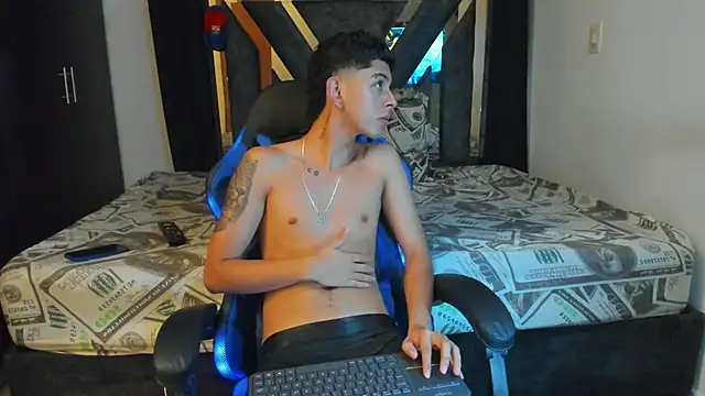 Snapshot of Gomez_c_ chatting on March 4, 10:01 am Gomez c online show from March 4, 10:01 am