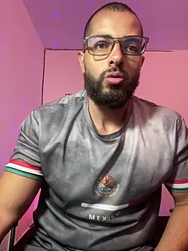 Snapshot of magnumchris chatting on July 1, 1:06 am magnumchris online show from July 1, 1:06 am