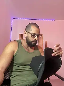 Snapshot of magnumchris chatting on July 14, 7:53 pm magnumchris online show from July 14, 7:53 pm