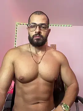 Snapshot of magnumchris chatting on June 4, 2:11 pm magnumchris online show from June 4, 2:11 pm