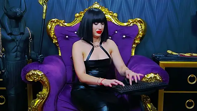 Snapshot of LaraMaeve chatting on November 15, 6:28 am LaraMaeve online show from November 15, 6:28 am