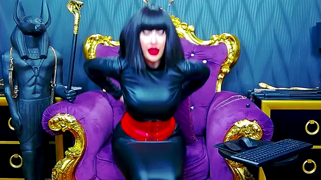 Snapshot of LaraMaeve chatting on December 18, 6:29 am LaraMaeve online show from December 18, 6:29 am