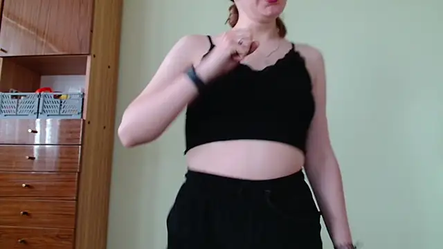 LooveELLYx online show from May 8, 6:39 am