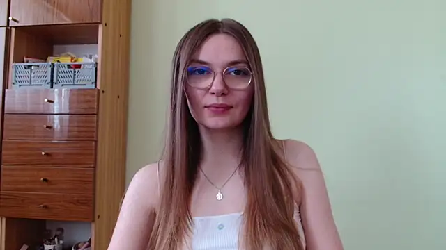 LooveELLYx online show from June 18, 6:45 am