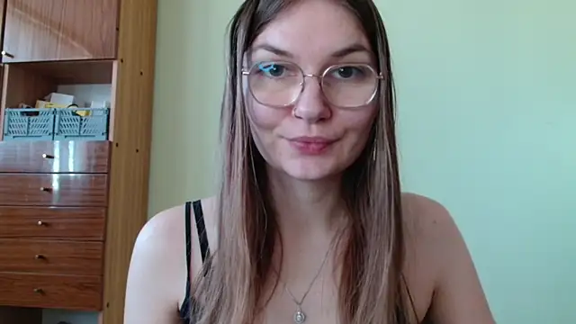 LooveELLYx online show from October 18, 7:10 am