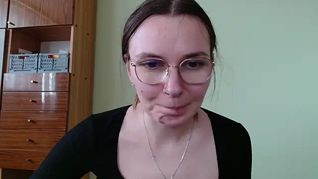 LooveELLYx online show from May 13, 1:29 pm
