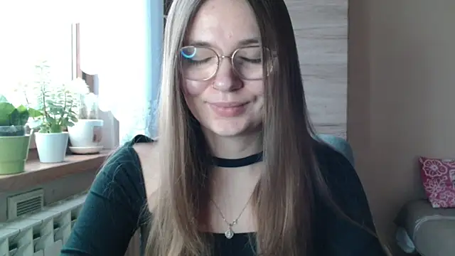 LooveELLYx online show from February 13, 7:30 am