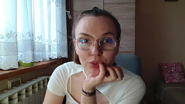 LooveELLYx online show from December 1, 7:42 am