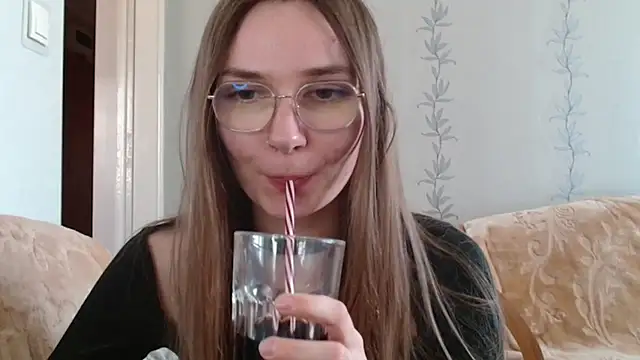 LooveELLYx online show from March 21, 11:12 am